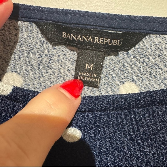 Banana Republic Short Sleeve Navy and White Polka Dot Top. Size Medium - Picture 2 of 8